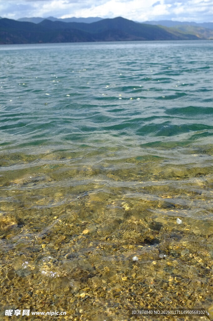 清澈湖水与水底沙石景观