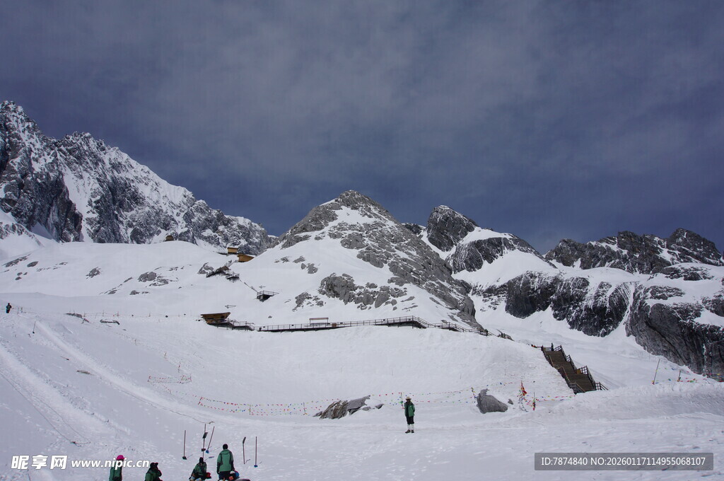 雪山滑雪场景