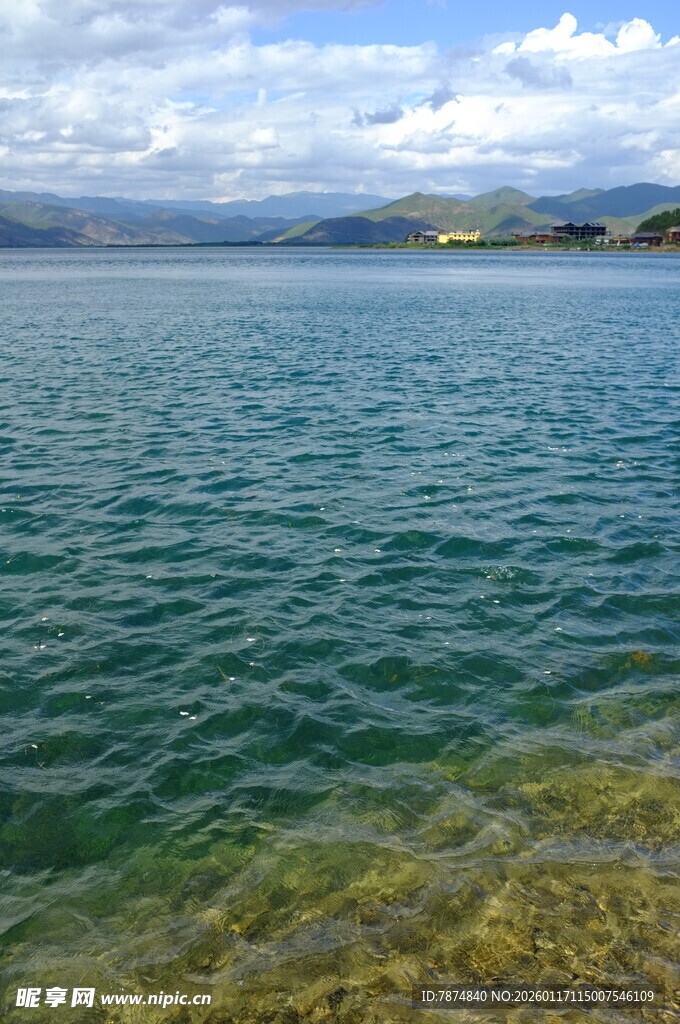 清澈湖水与远处山峦美景