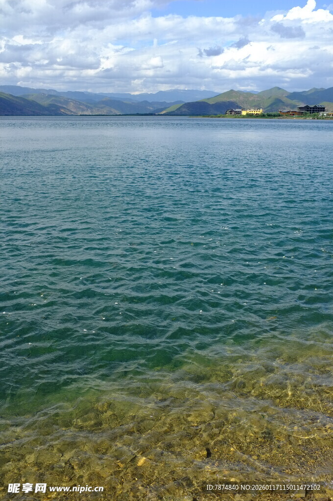 清澈湖水与远处山峦景色