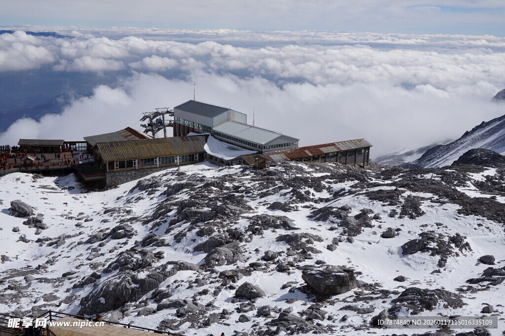 雪山之巅的建筑景观
