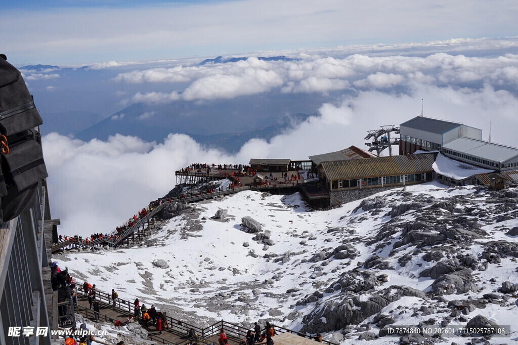 雪山之巅的观景场景