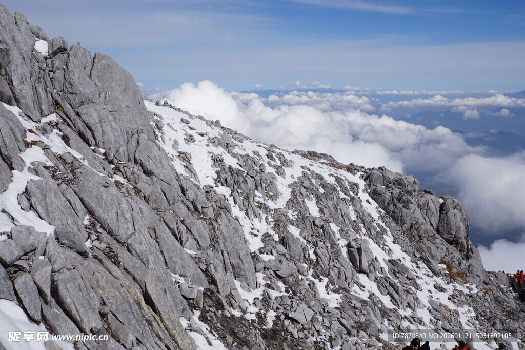 雪山云海中的巍峨山峰