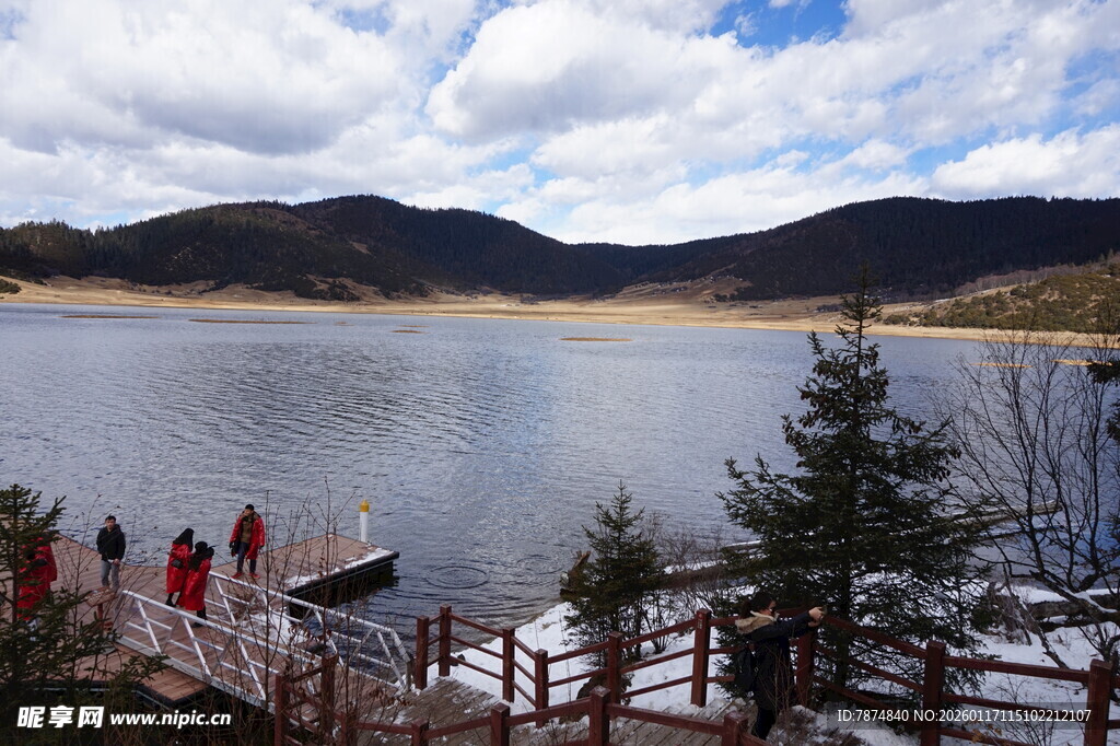 湖畔美景 游人赏景漫步