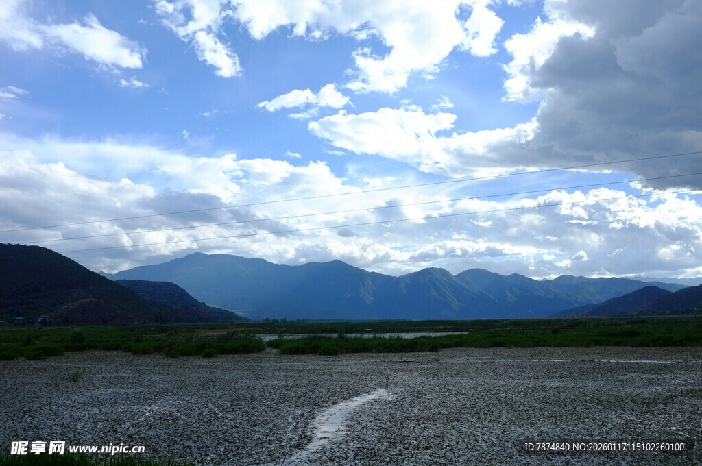 旷野蓝天远山风景图