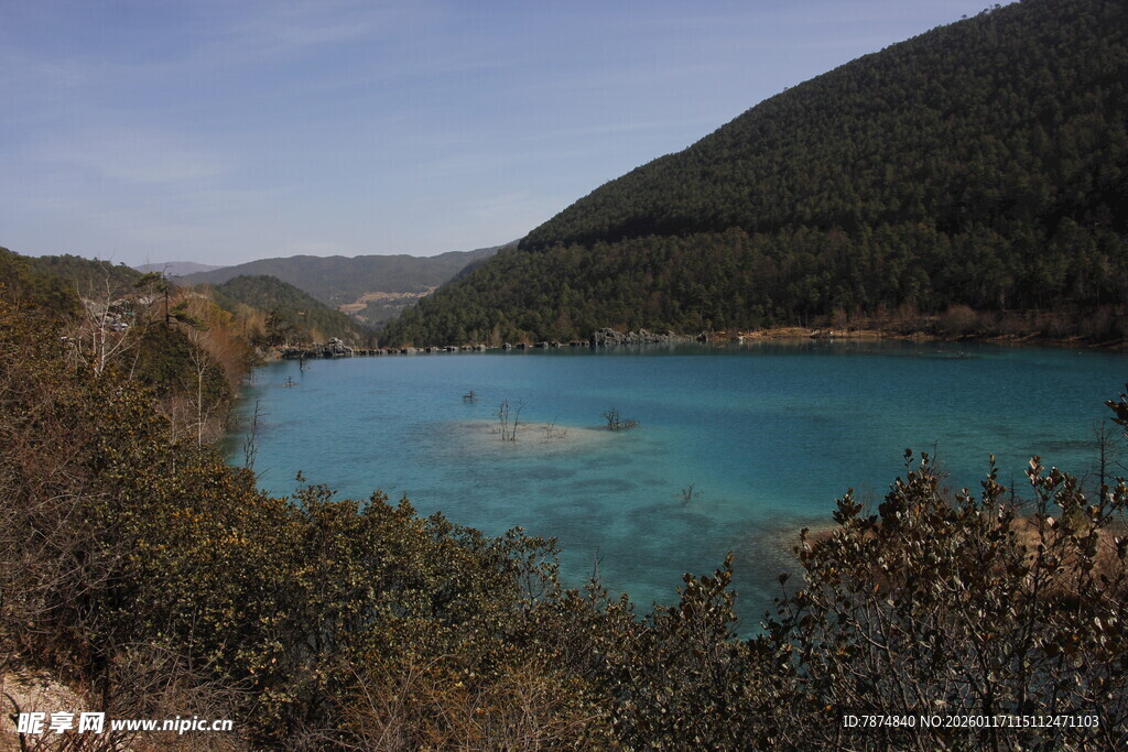 山间蓝湖美景