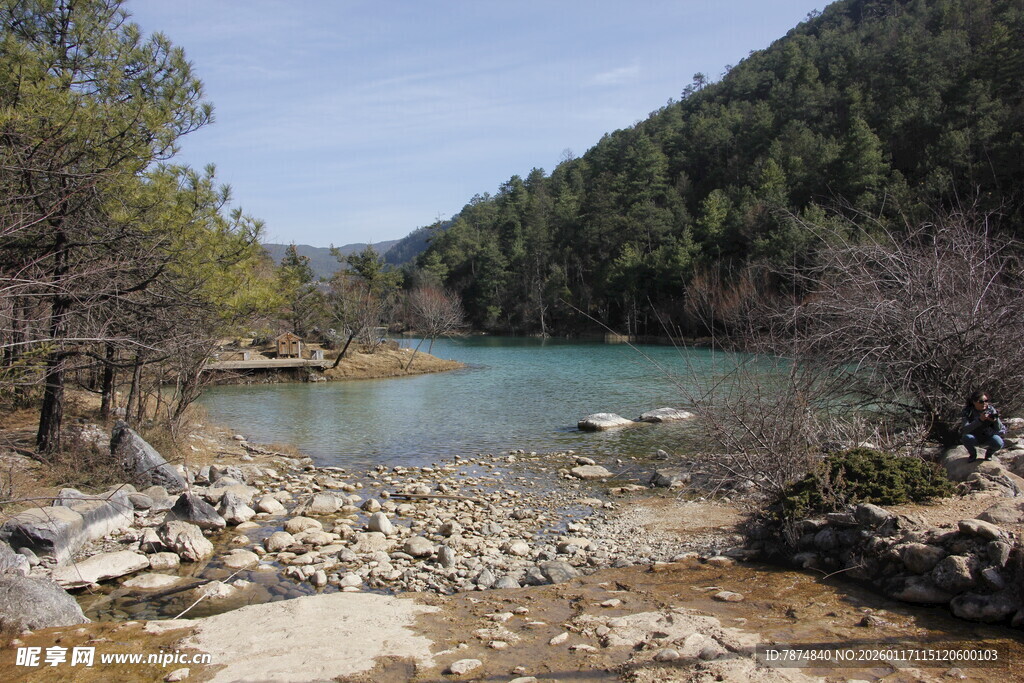 山间幽美湖泊自然景致
