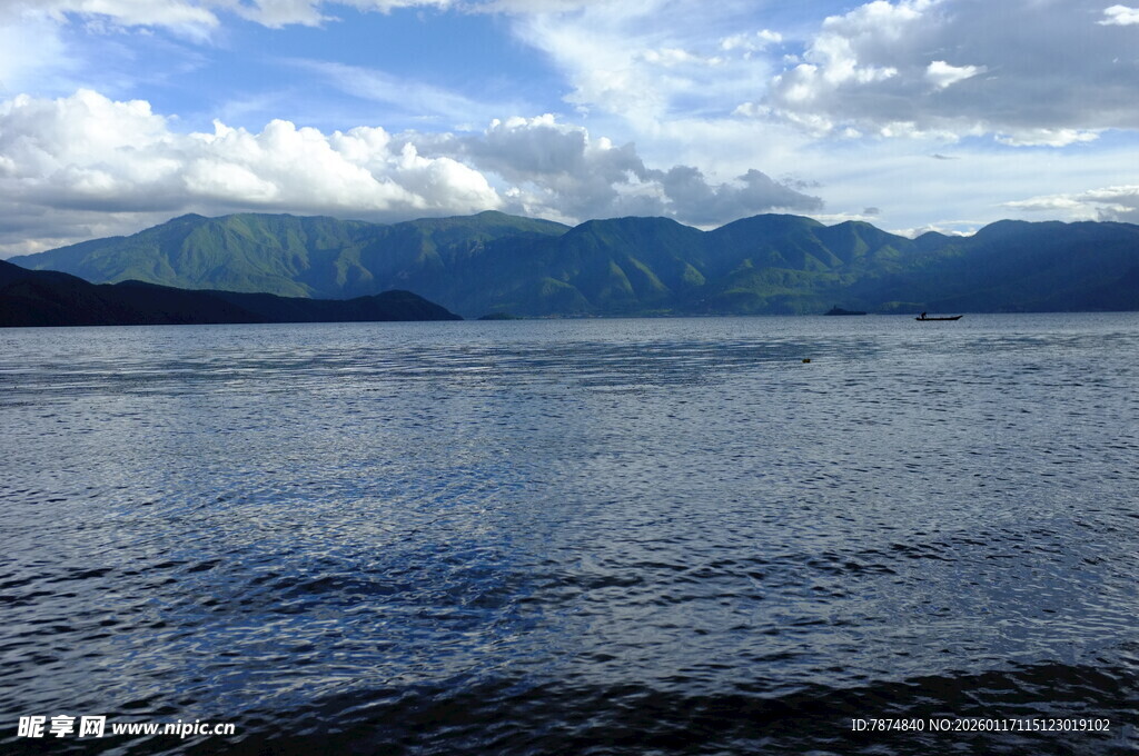 宁静湖面与远处山峦