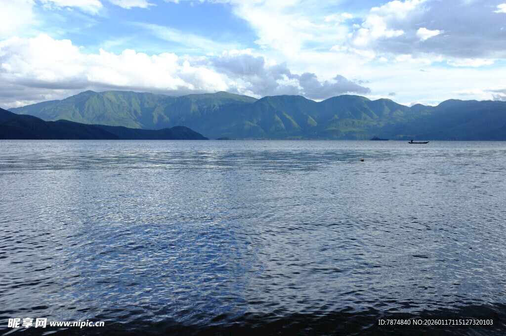 宁静湖景与远处山峦