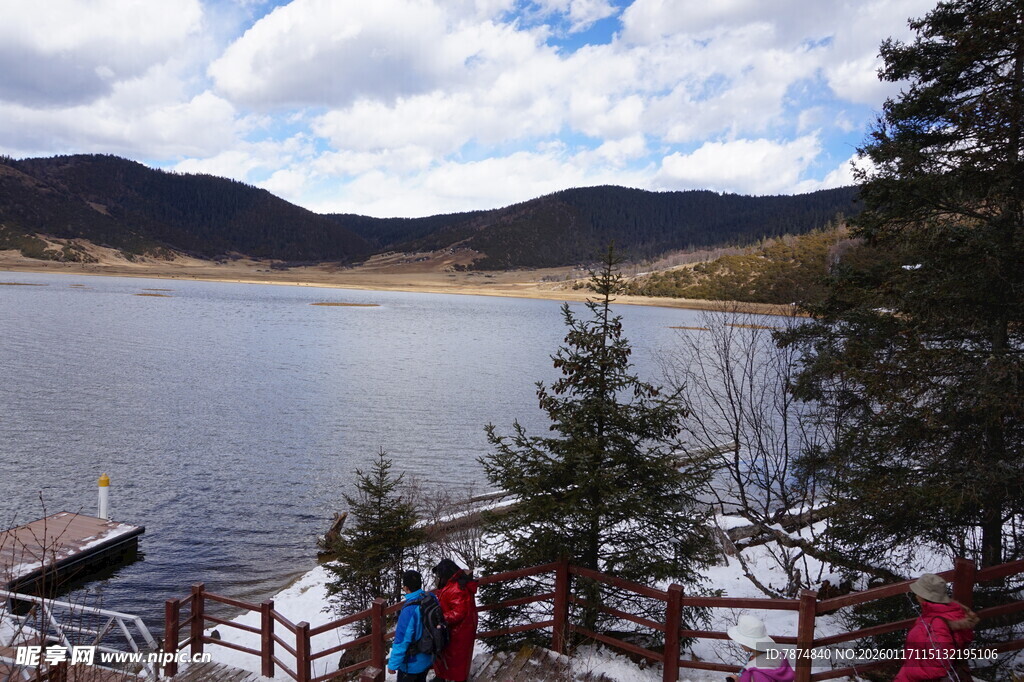 湖畔雪景中的游人赏景