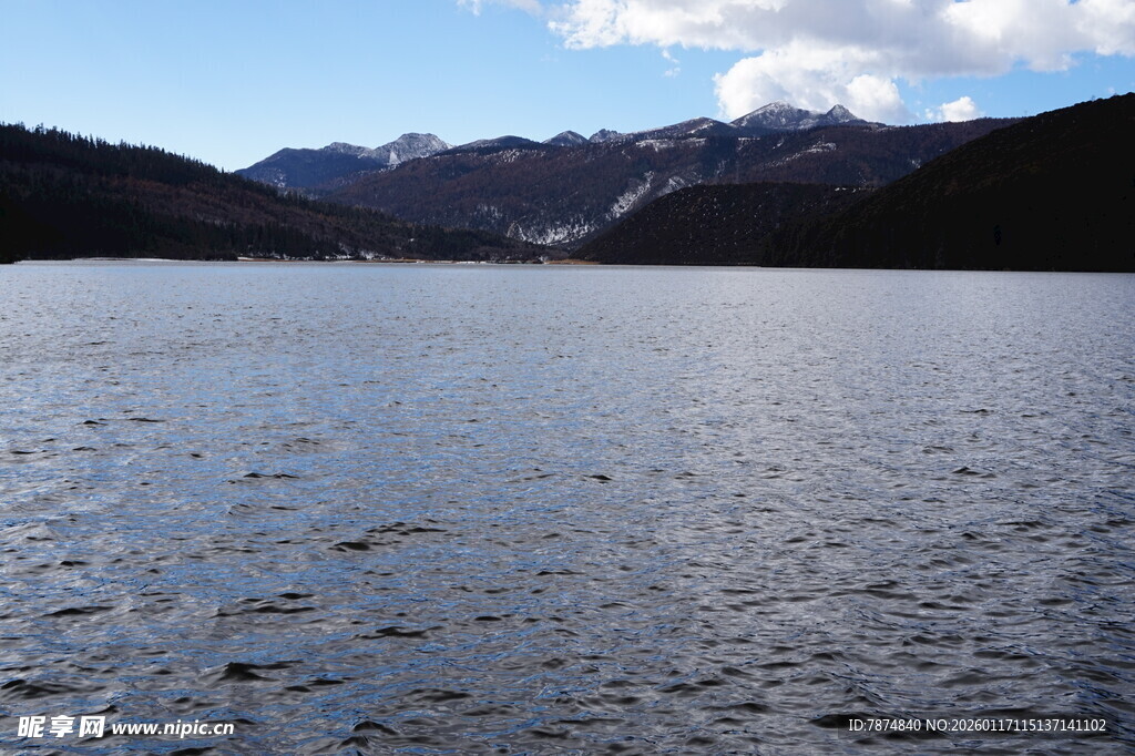 宁静湖泊与远处山峦美景