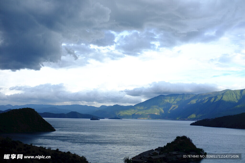 壮丽湖山与厚重云层景观
