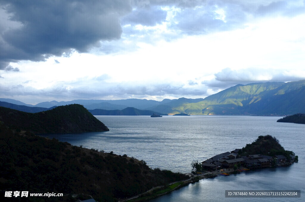 湖畔山峦间的壮丽风光