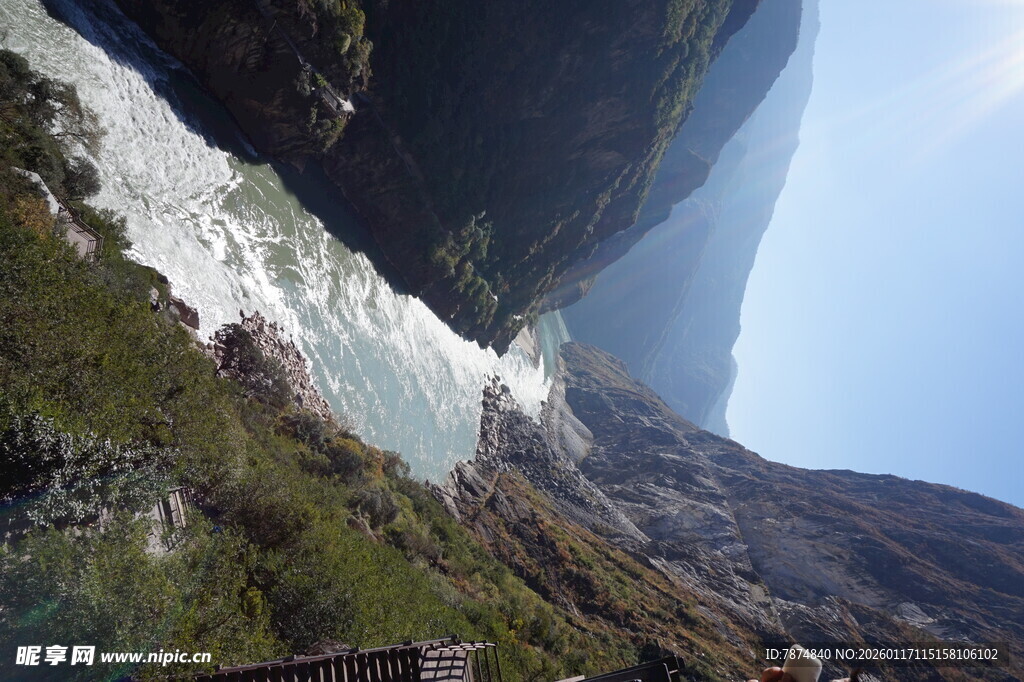 壮丽峡谷中的湍急河流