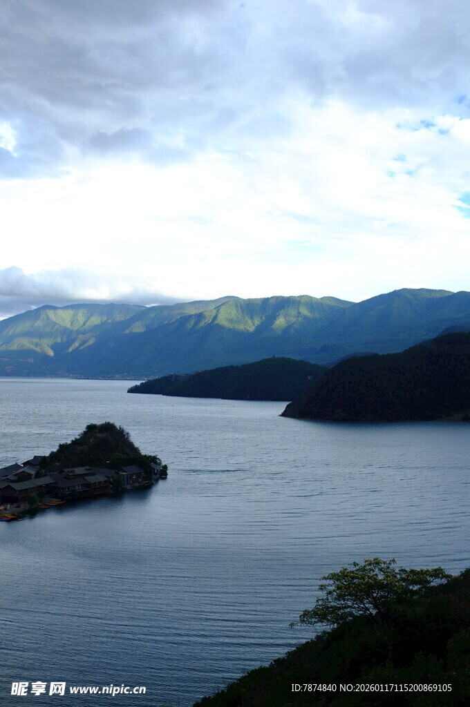 宁静山水间的美丽湖景