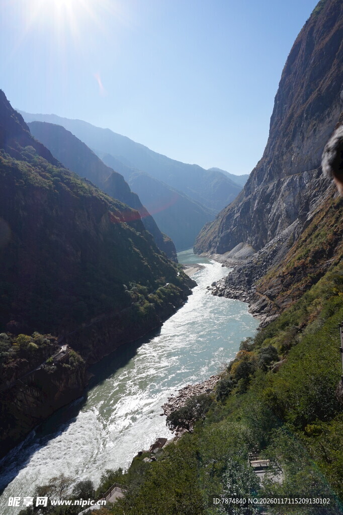 壮丽山河间的湍急河流