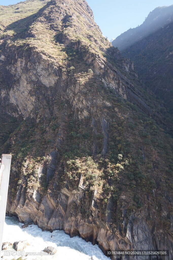 巍峨山峦壮丽自然景观