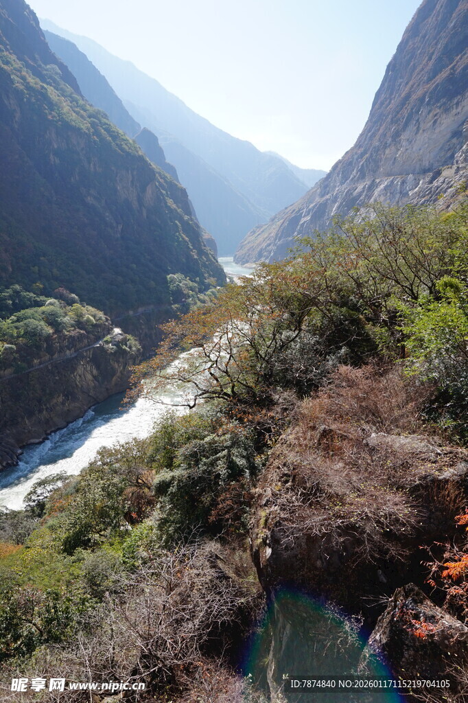 壮丽山谷间的河流景观