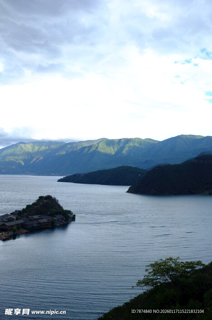 宁静山水间的美丽湖景