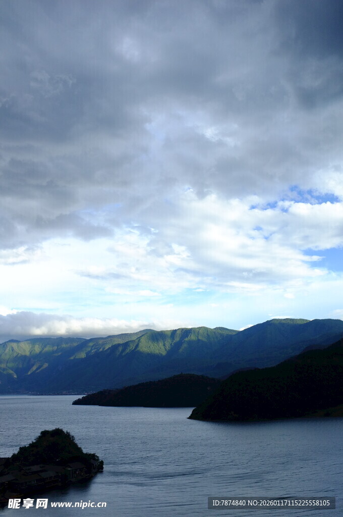 湖畔乌云下的山水景致