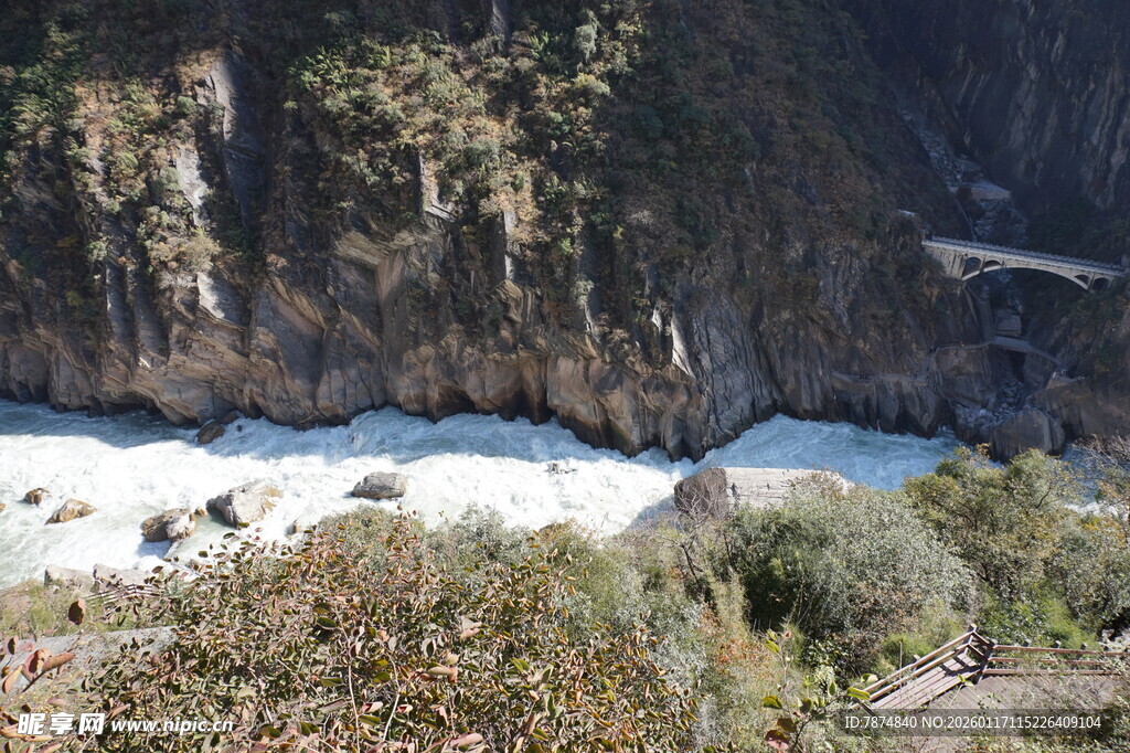 山间湍急河流与葱郁植被