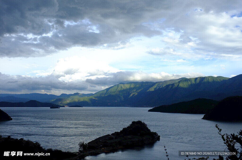 湖畔山峦间的壮丽风景
