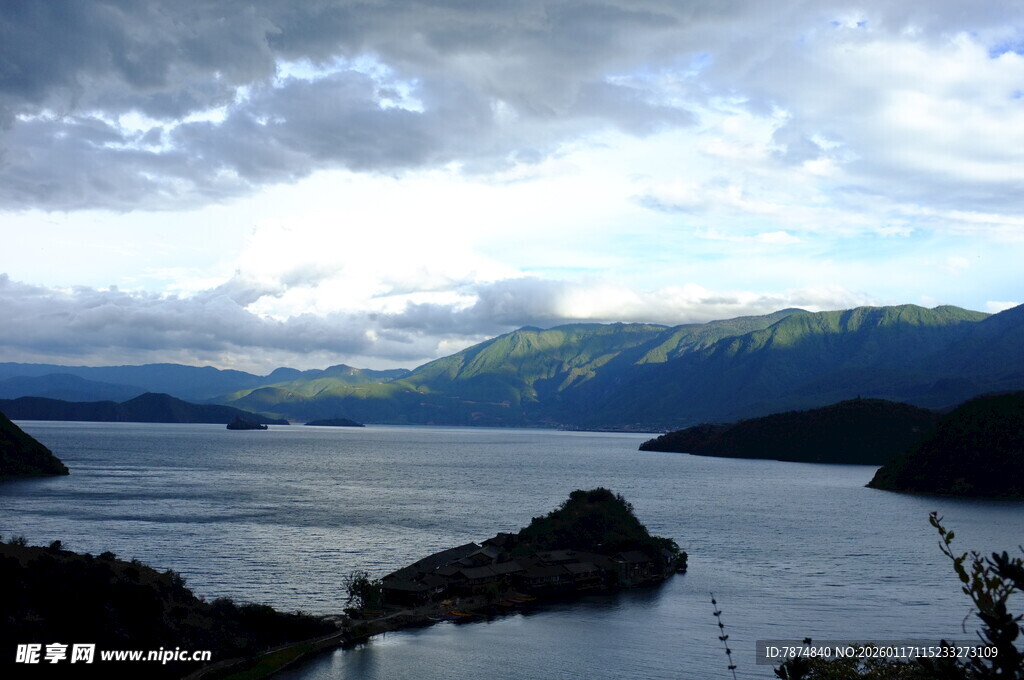 湖光山色中的岛屿风光