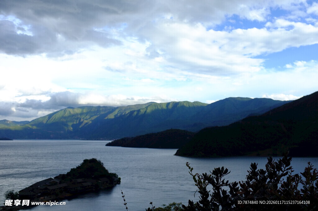 湖光山色间的自然美景