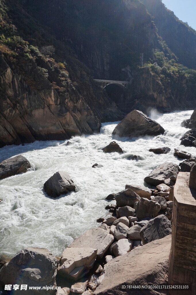 山间湍急河流与嶙峋怪石