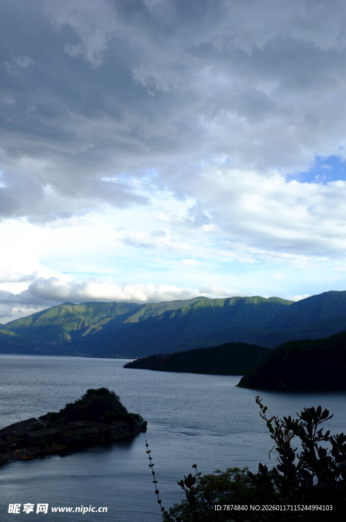 湖畔山峦间的多云景致