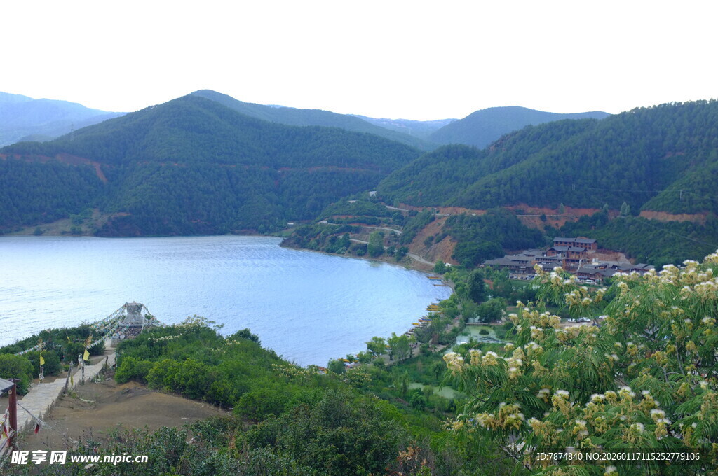 山间湖畔美景