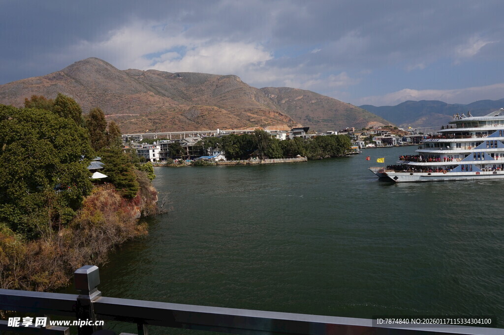 湖畔美景与游船