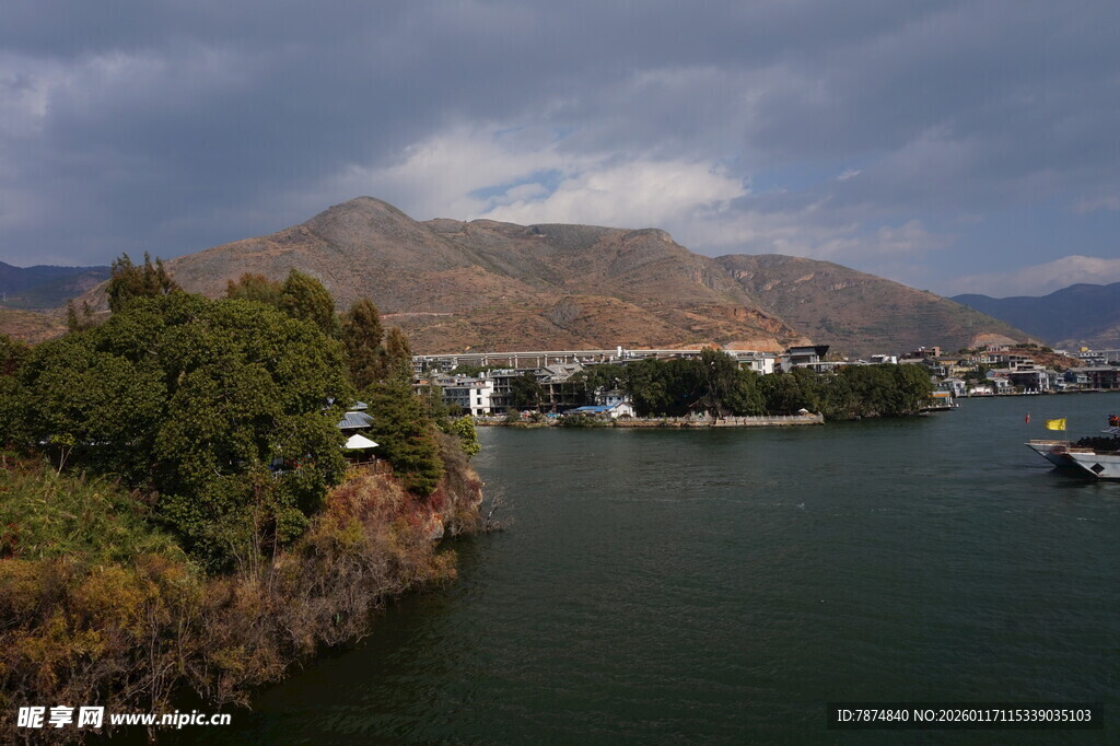 湖畔山景 静谧水上风光