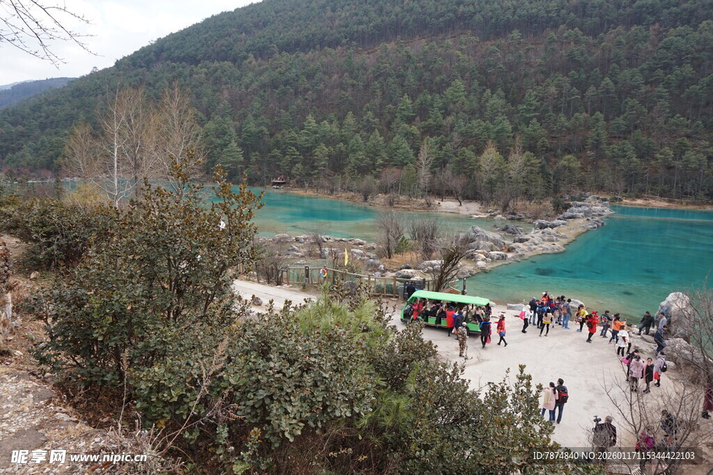 山间湖畔热闹的游玩场景