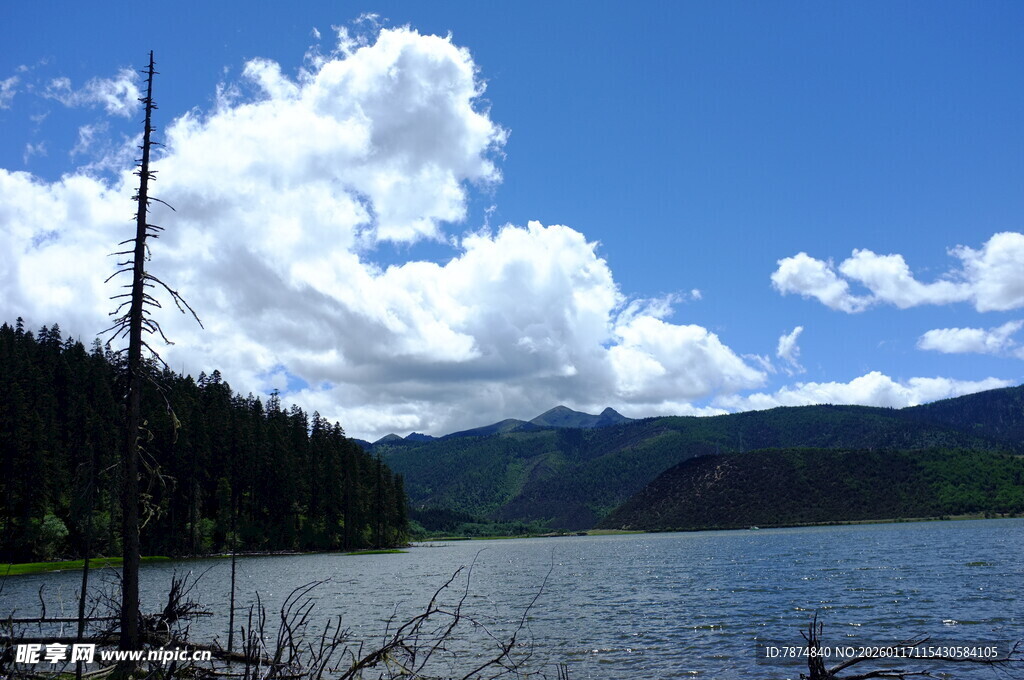 湖畔山林蓝天白云美景