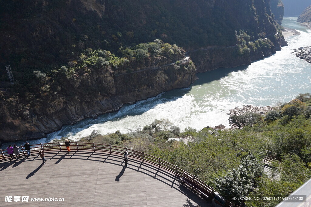 俯瞰湍急河流与山间栈道