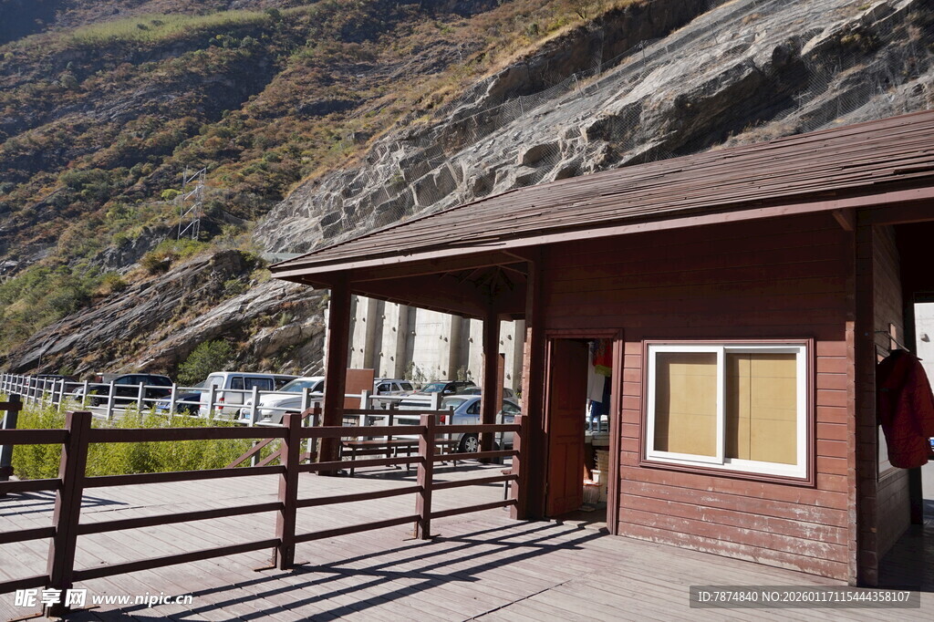 山间小屋旁的宁静景致