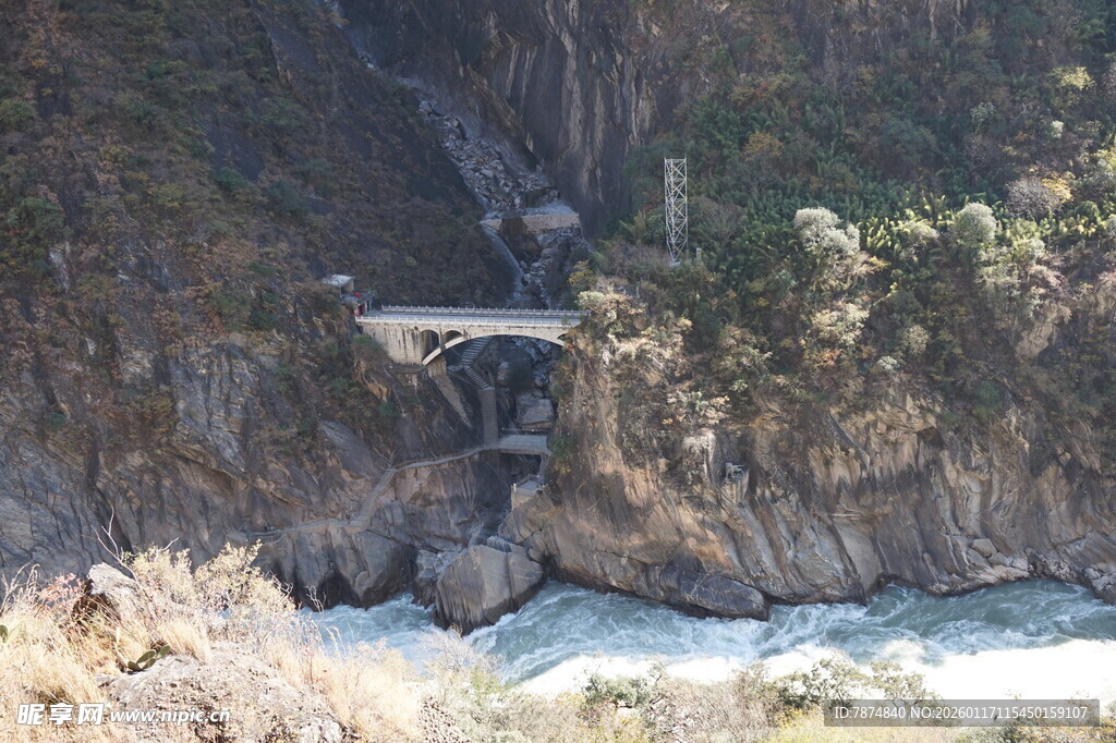 山间湍急河流与险峻峡谷
