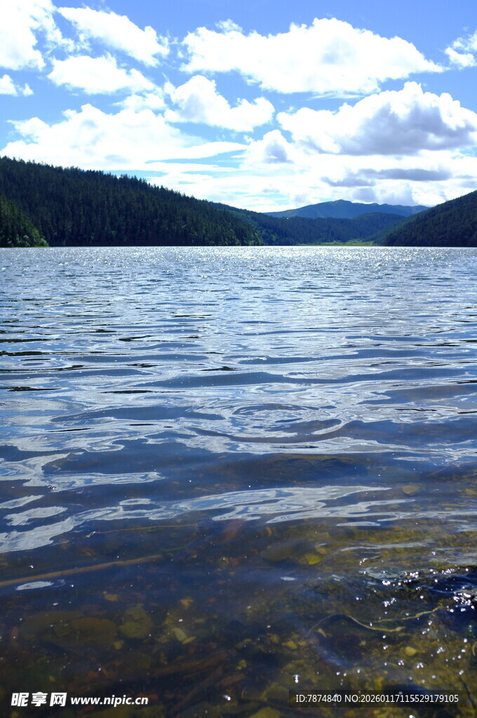 宁静湖水与远处山峦