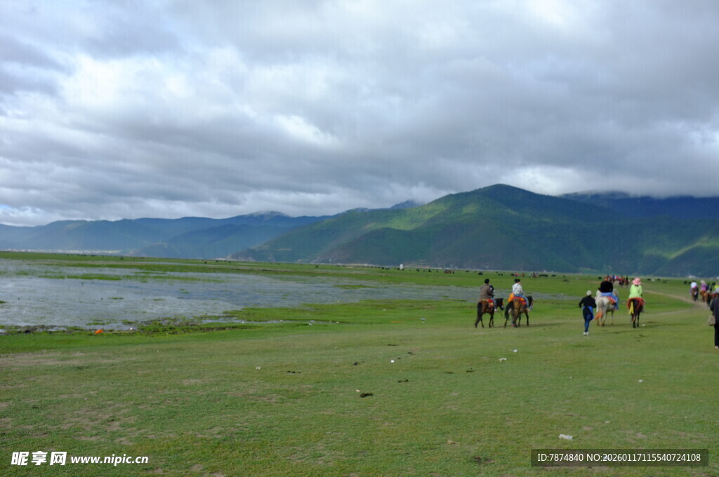 草原湖畔骑马漫步风景