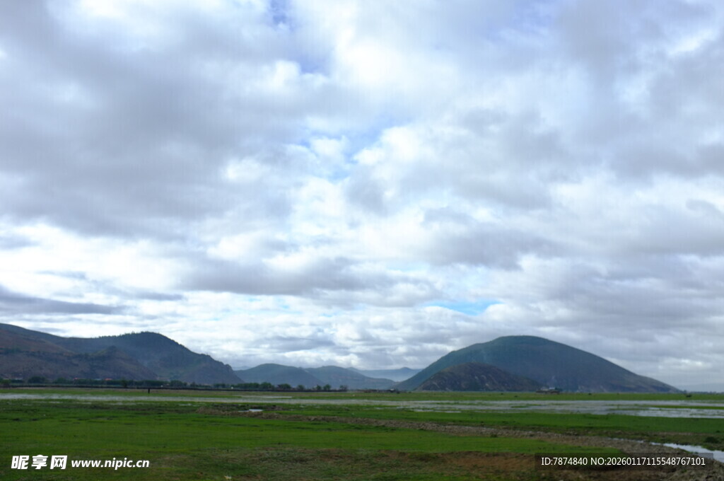 草原山峦间的多云景致