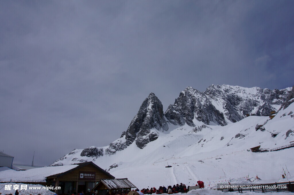 雪山下的滑雪场景