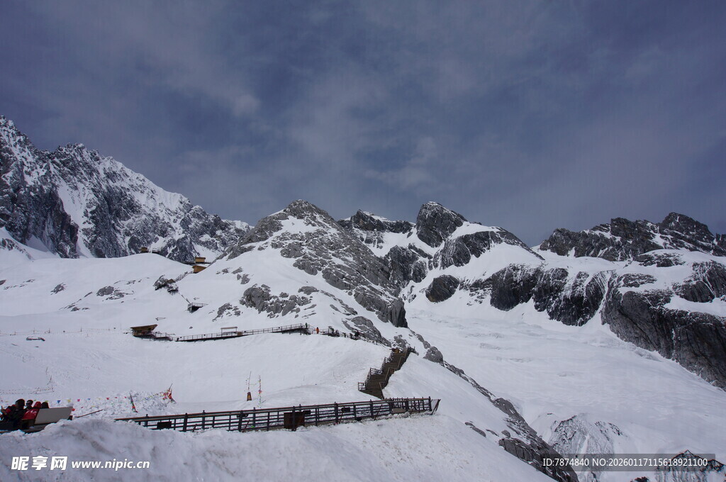 雪山壮丽景观