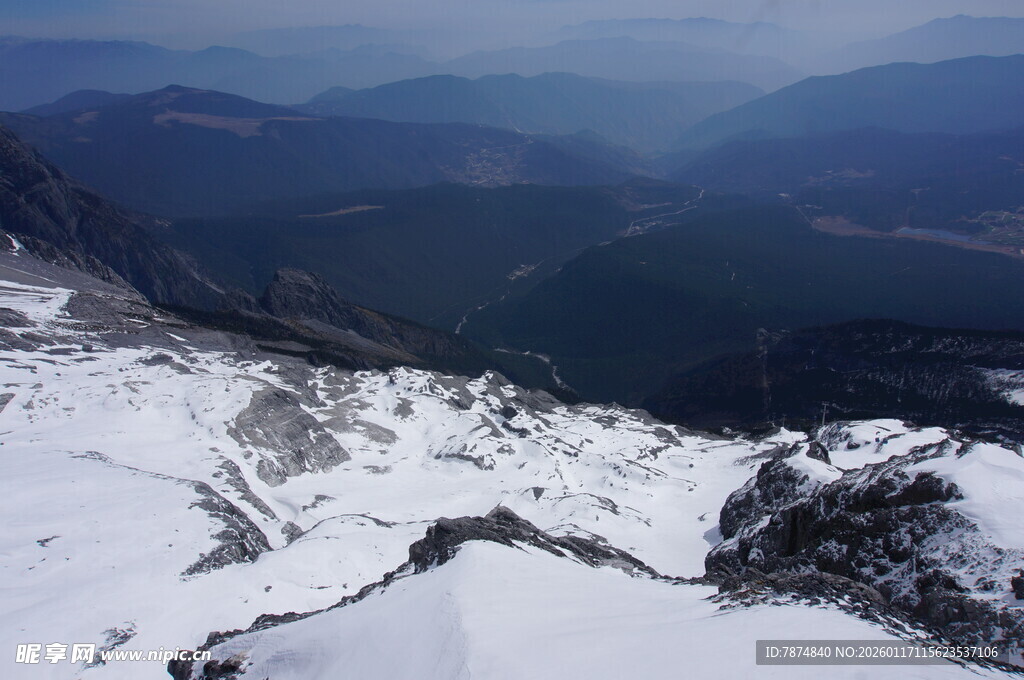 雪山远景壮丽风光