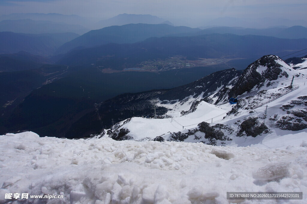 雪山之巅壮丽景观