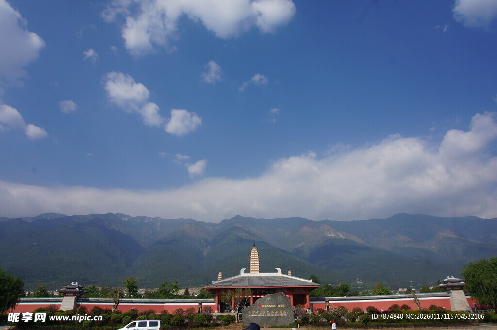 壮丽庙宇与远山蓝天景观