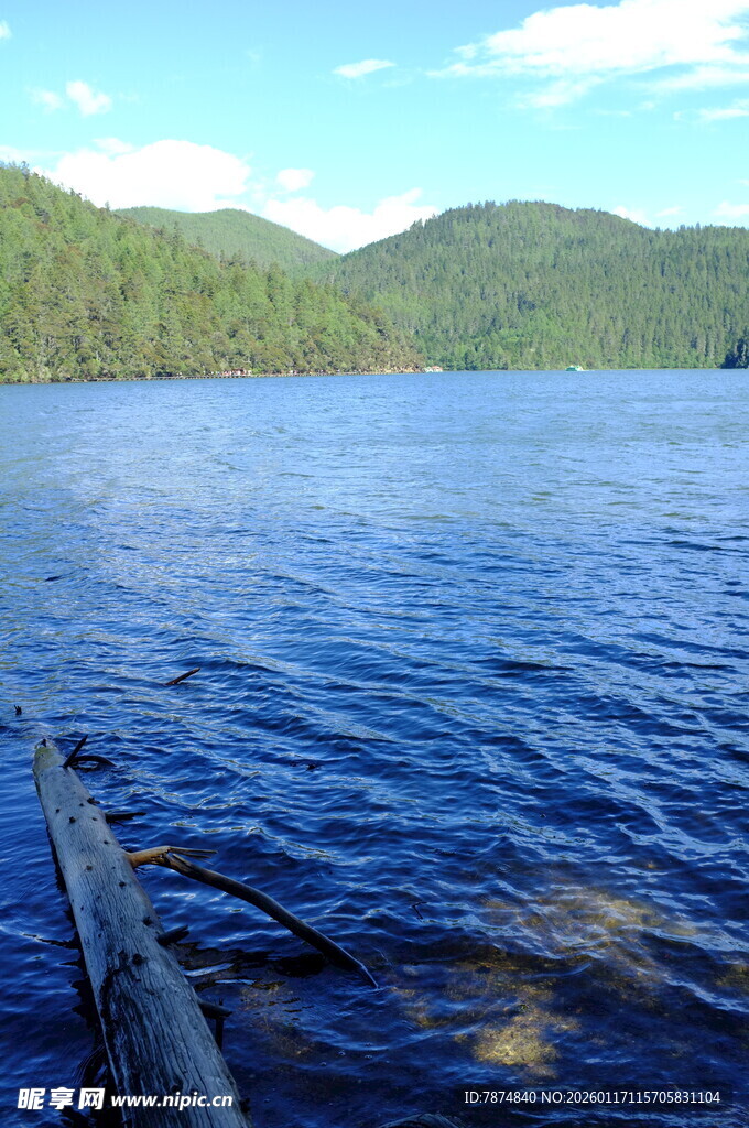 宁静湖水与远山风景