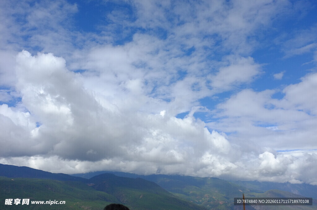 蓝天白云下的山峦景色