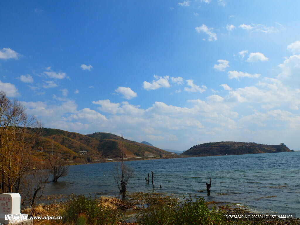 湖畔蓝天美景