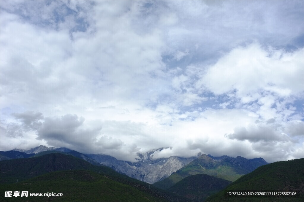 蓝天白云下的山峦美景